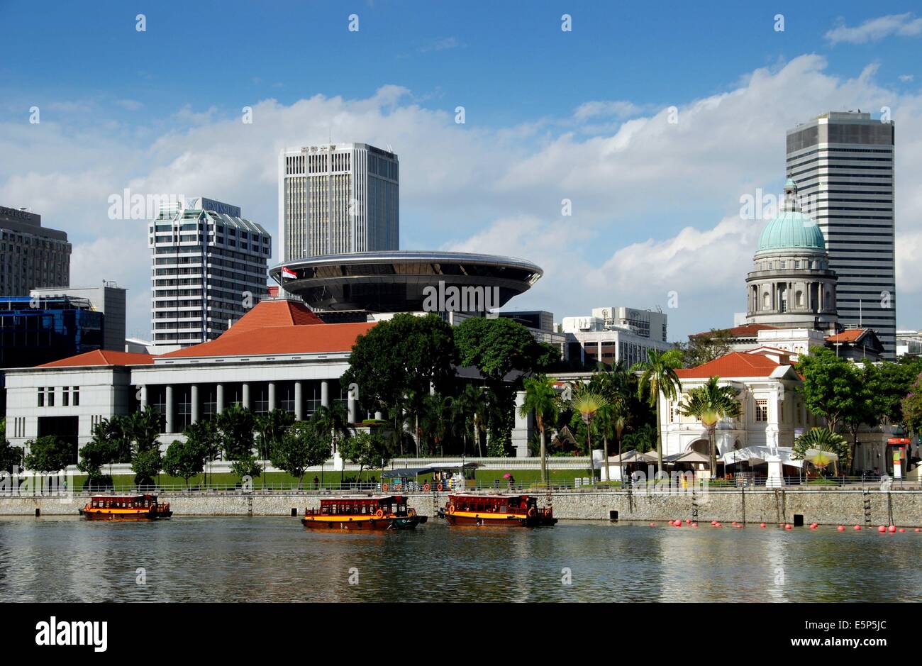 Visite de la rivière Singapour Singapour : bateaux, le Parlement de Singapour Maison (avec toit orange), en forme de soucoupe volante de la Cour suprême Banque D'Images