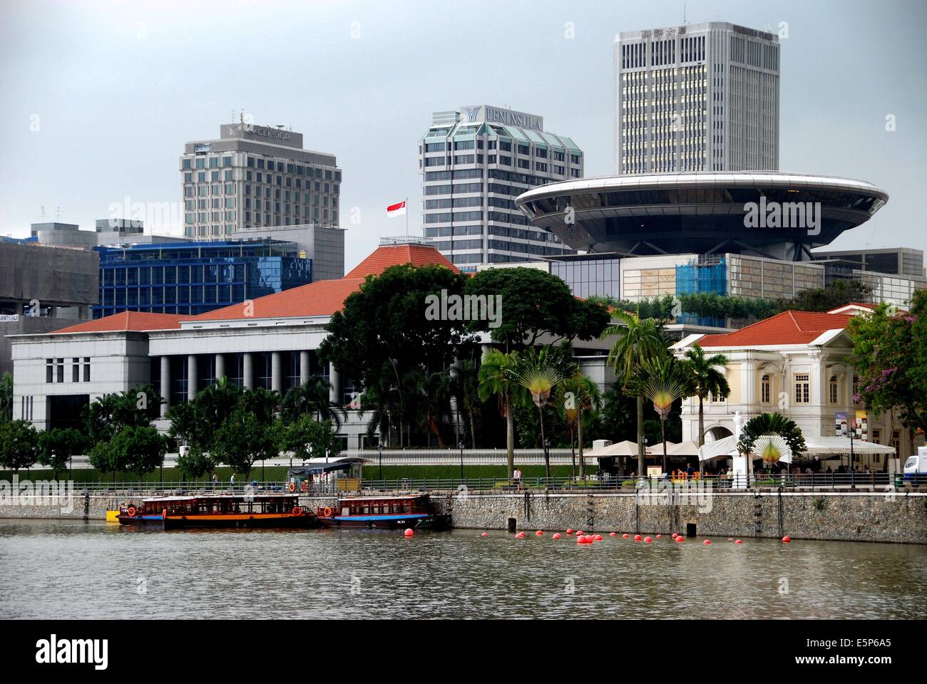 Singapour Singapour : l'édifice du Parlement (à gauche avec toit orange) et l'Édifice de la Cour suprême Banque D'Images