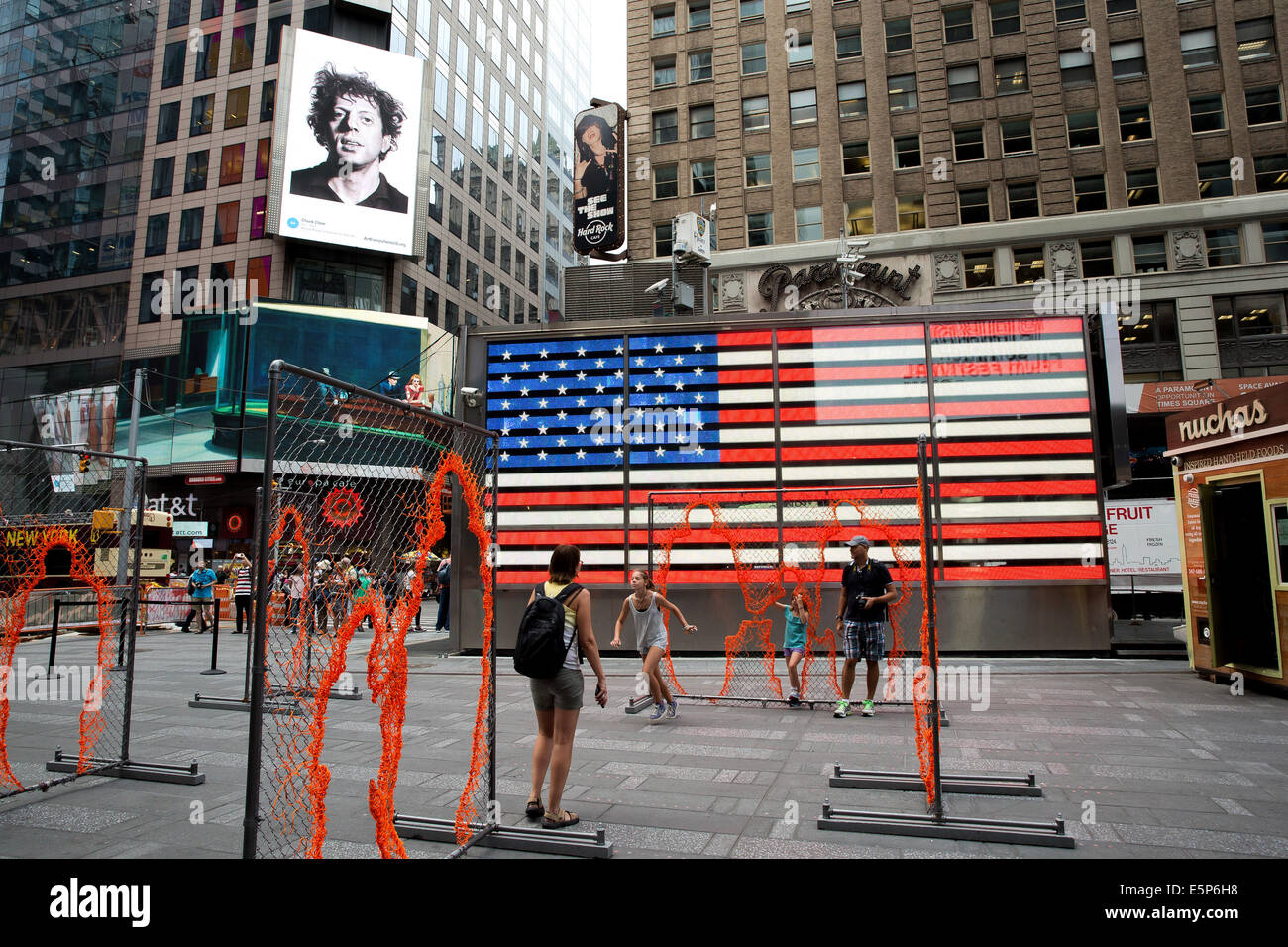 New York, États-Unis. 4e août, 2014. L'ensemble d'affichage numériques du New York Times Square 58 Affichage classique et contemporain, œuvres d'art américain, officiellement à partir Art partout nous. À partir de maintenant jusqu'au 31 août, plus de 50 000 kiosques numériques dans les 50 États - les panneaux publicitaires dans les rues de la ville et les routes rurales, s'affiche sur les abris d'autobus et de métro, les plates-formes vidéo diaramas dans les aéroports, dans les clubs de santé, les bandes-annonces au cinéma et plus - présentera la plus grande exposition d'art en plein air jamais conçue Crédit : Scott Houston/Alamy Live News Banque D'Images