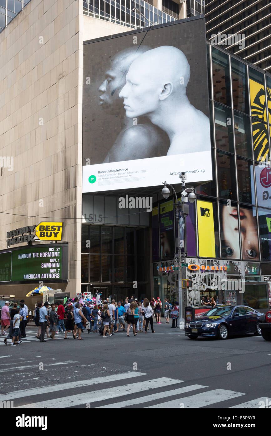 New York, États-Unis. 4e août, 2014. L'ensemble d'affichage numériques du New York Times Square 58 Affichage classique et contemporain, œuvres d'art américain, officiellement à partir Art partout nous. À partir de maintenant jusqu'au 31 août, plus de 50 000 kiosques numériques dans les 50 États - les panneaux publicitaires dans les rues de la ville et les routes rurales, s'affiche sur les abris d'autobus et de métro, les plates-formes vidéo diaramas dans les aéroports, dans les clubs de santé, les bandes-annonces au cinéma et plus - présentera la plus grande exposition d'art en plein air jamais conçue Crédit : Scott Houston/Alamy Live News Banque D'Images