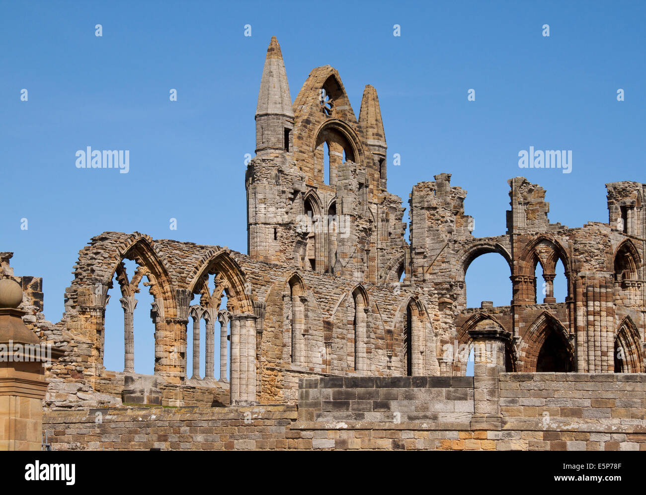 Vue sur l'abbaye de Whitby avec un ciel bleu, montrant l'effet d'altération au fil du temps sur la pierre. Banque D'Images