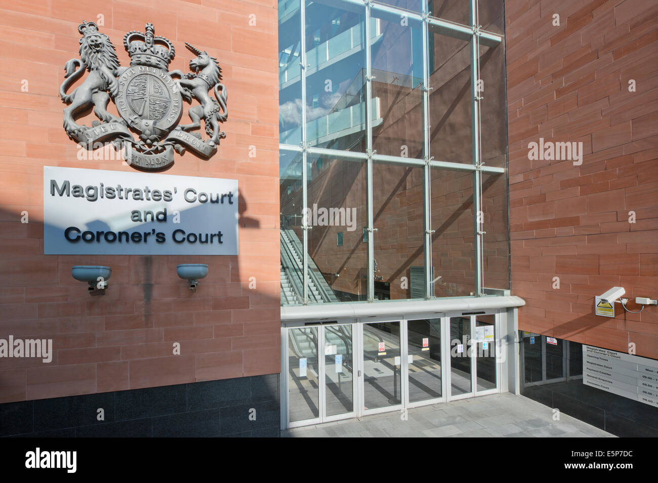 L'entrée de la Cour des magistrats de Manchester et Coroner's Court près de Spinningfields à Manchester. Banque D'Images