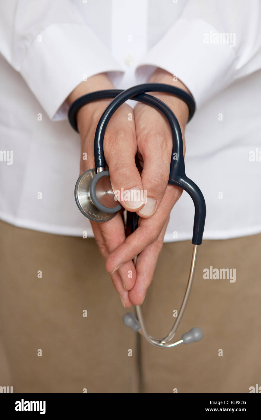 Close-up of a les mains liées par les médecins d'un stéthoscope. Banque D'Images
