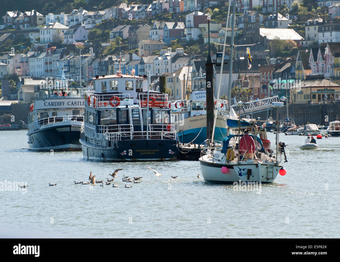 Bateaux au mouillage sur la rivière Dart, Dartmouth au cours de l'été. Banque D'Images