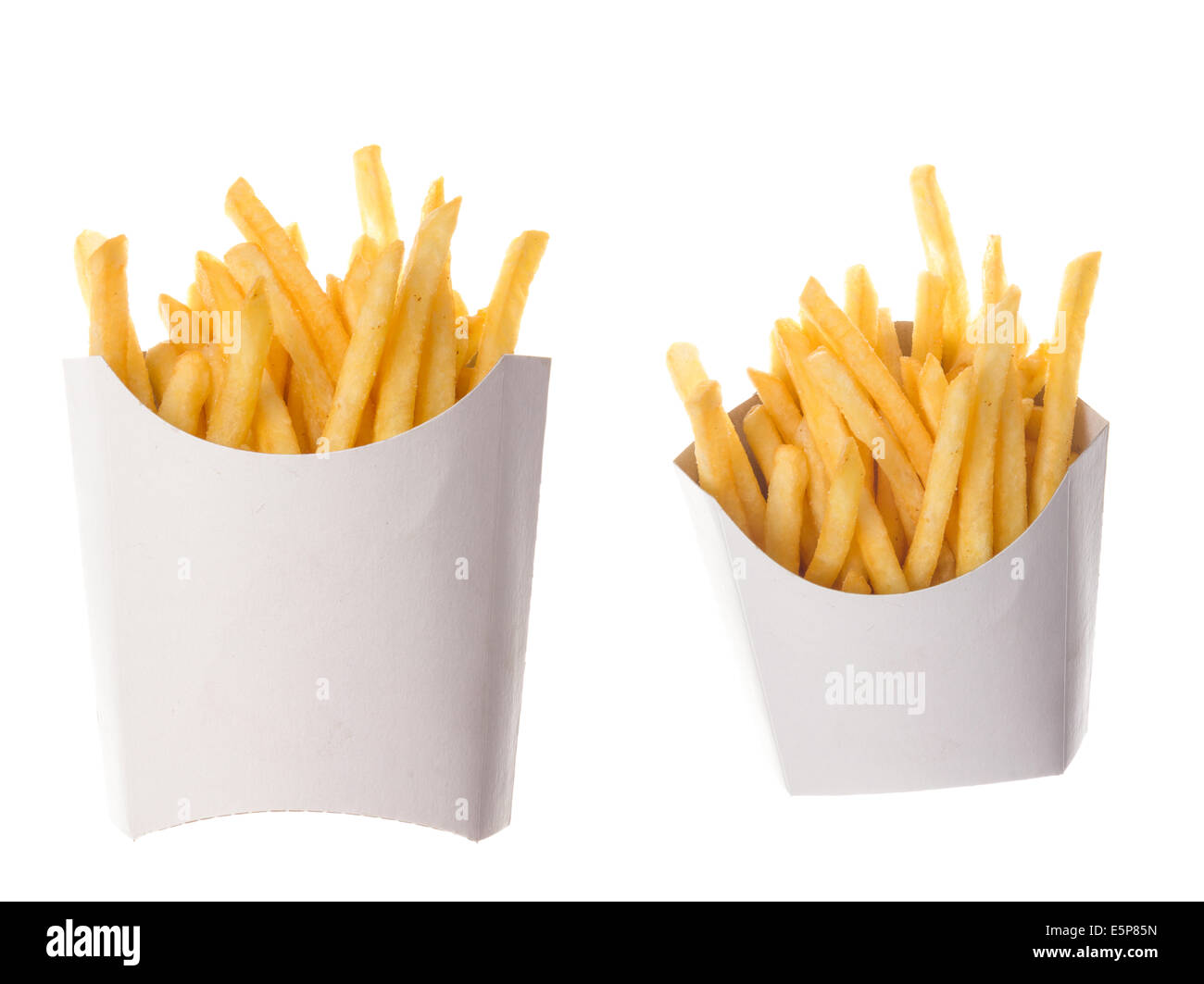 Frites dans une enveloppe de papier sur fond blanc ; deux portions de frites Banque D'Images