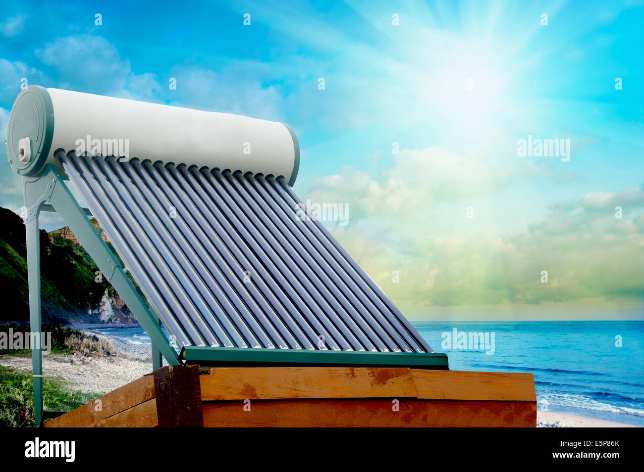Chauffe-eau solaire pour l'énergie verte sur l'arrière-plan de soleil et nuages Banque D'Images
