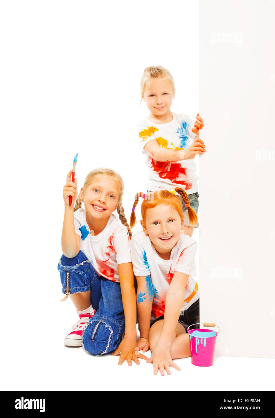 Trois petites filles en chemises sourire peint Banque D'Images