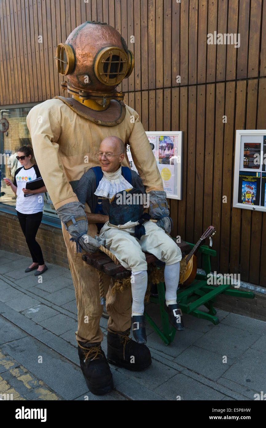 Artiste de rue pour vos réceptions visiteurs Whitstable Oyster Festival Kent England UK Banque D'Images