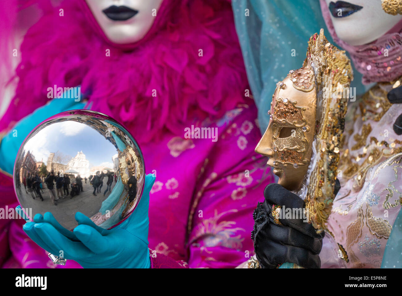 Libre des femmes holding silver ball reflétant et masque à main san zaccaria pendant le carnaval de Venise. Banque D'Images