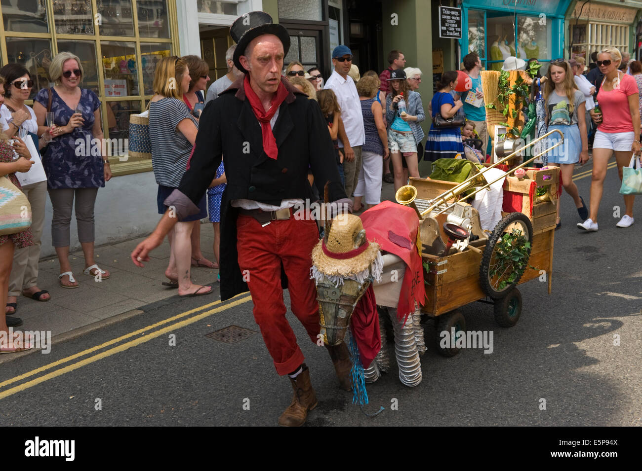 Artiste de rue pour vos réceptions visiteurs Whitstable Oyster Festival Kent England UK Banque D'Images