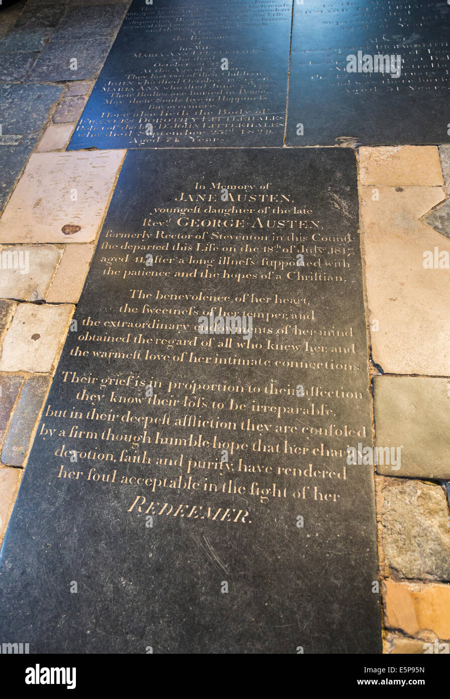 Pierre tombale de Jane Austen, célèbre écrivain du xixe siècle, auteur de 'Orgueil et préjugés', dans la cathédrale de Winchester Banque D'Images