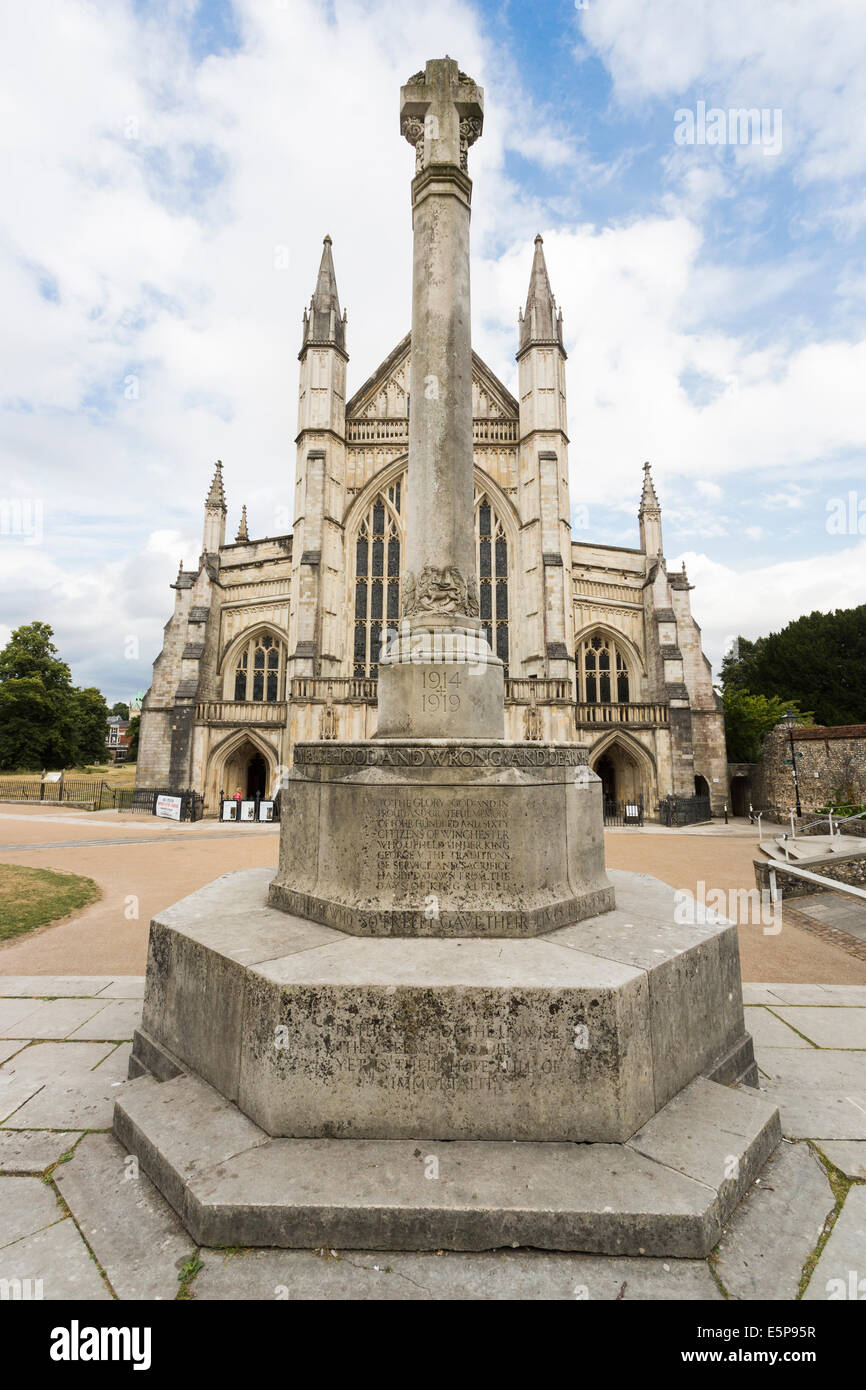 Vue de la cathédrale de Winchester et façade entrée avant 1914-1919 Première Guerre mondiale mémorial en l'enceinte de la cathédrale, de la ville de Winchester, Hampshire UK : histoire, bâtiment historique, le tourisme, l'architecture du paysage Banque D'Images