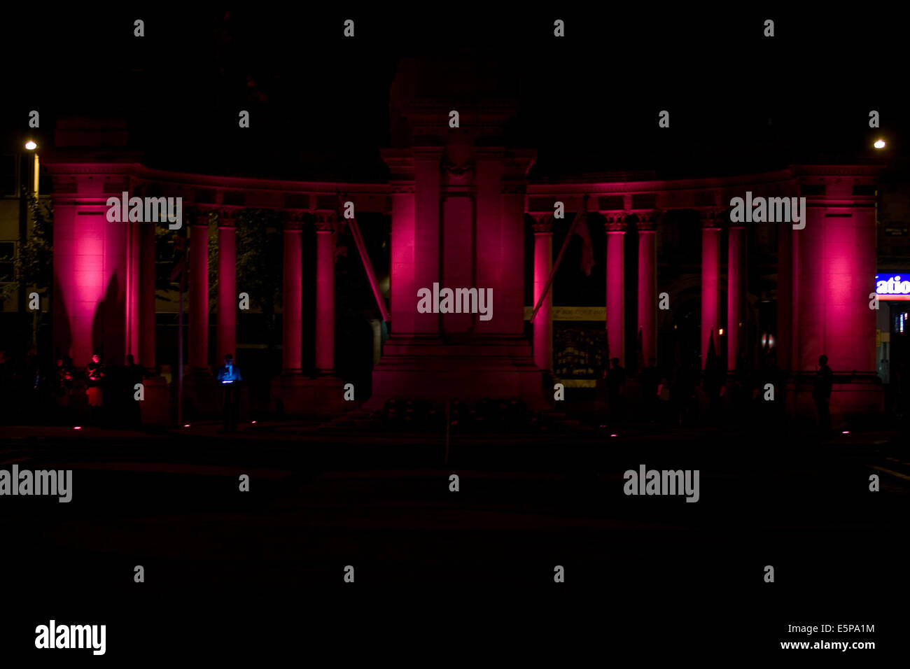 Belfast City Hall, de l'Irlande. 4e août, 2014. Cénotaphe de Belfast éclairé en lumière rouge pour commémorer le centenaire de l'éclatement de la Première Guerre mondiale, à Belfast Crédit : Cénotaphe Bonzo/Alamy Live News Banque D'Images