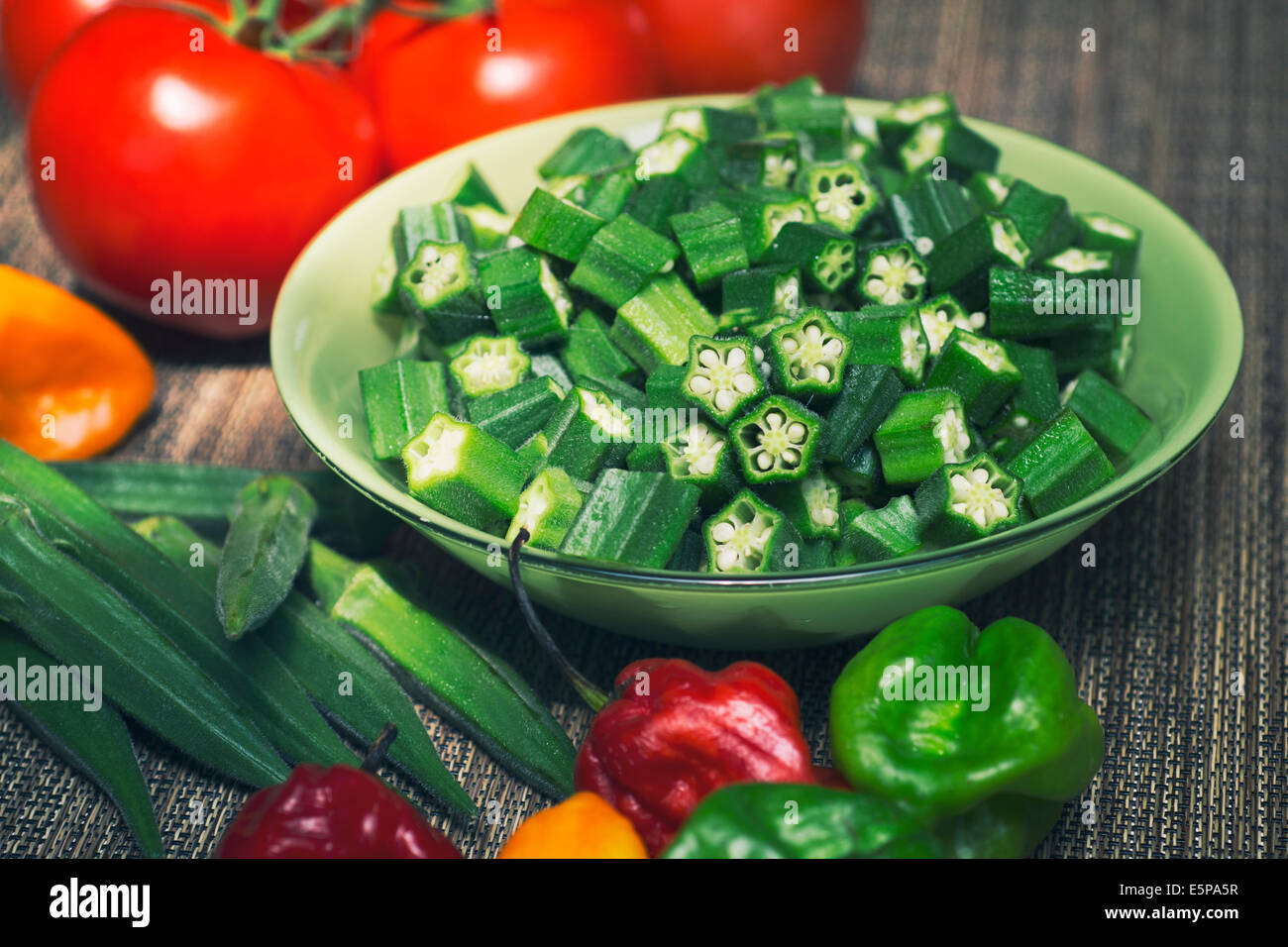 L'Okra, hachés crus Okro, Tomates, Piments Scotch Bonnet Banque D'Images