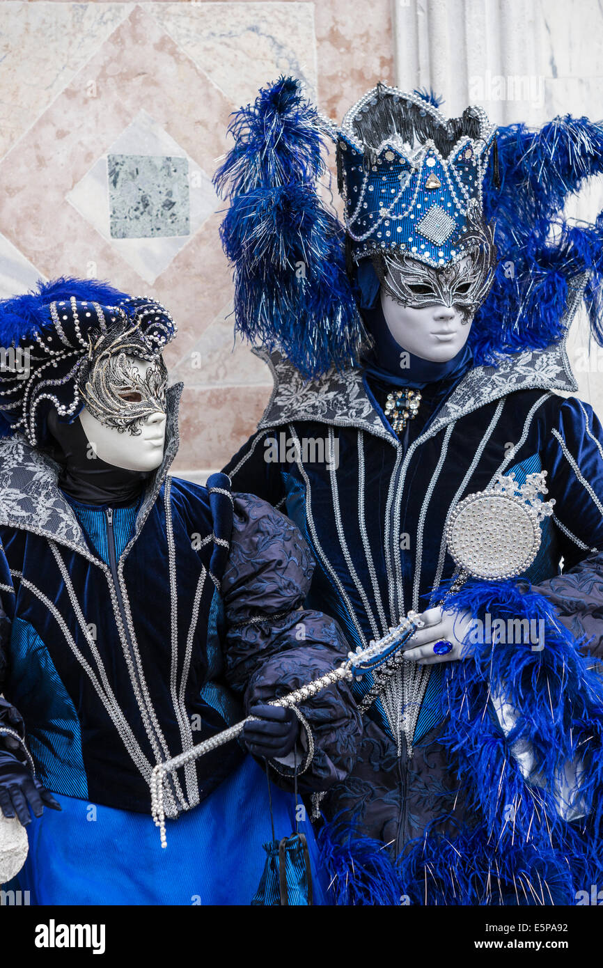 Paire de femmes dans l'élaboration de bleu avec des costumes noir en face de l'église San Zaccaria pendant le carnaval de Venise. Banque D'Images