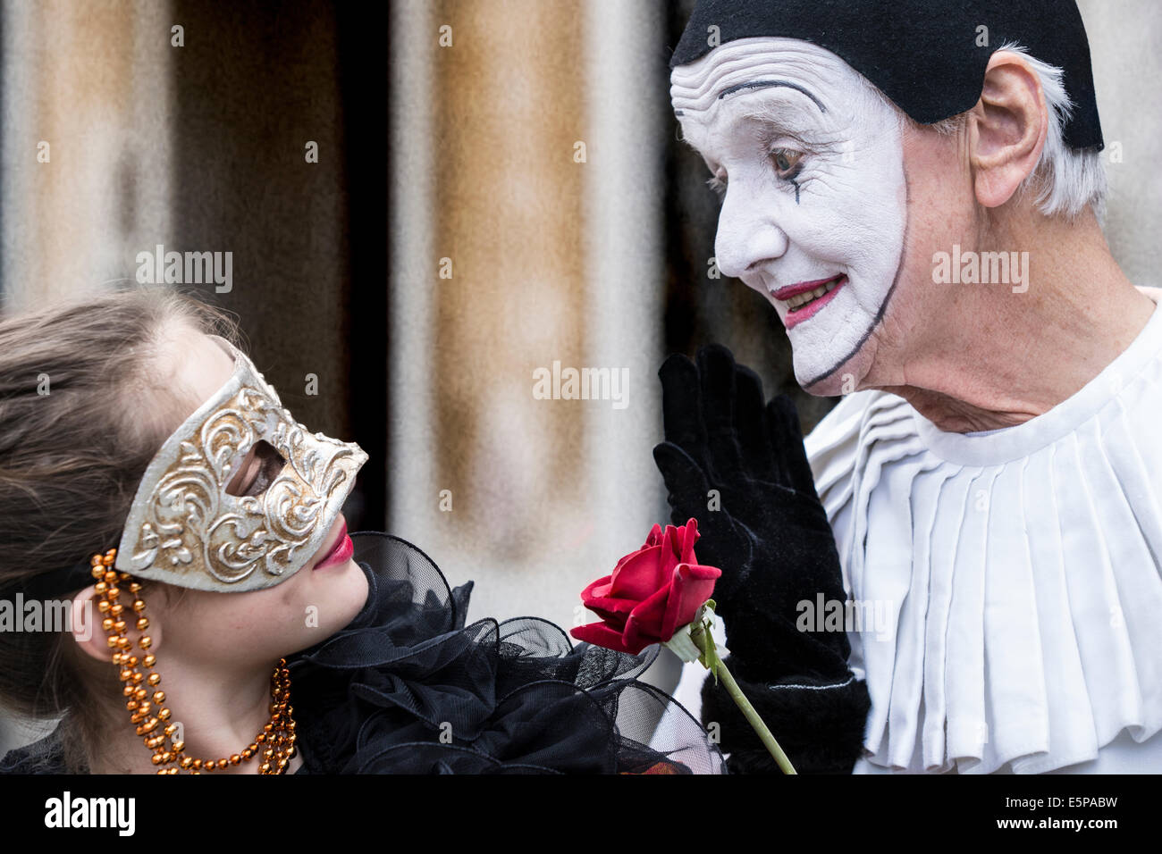 Mature Commedia dell'arte jeune dame Pierrot tribunaux espagnols à San Zaccaria pendant le Carnaval de Venise. Banque D'Images