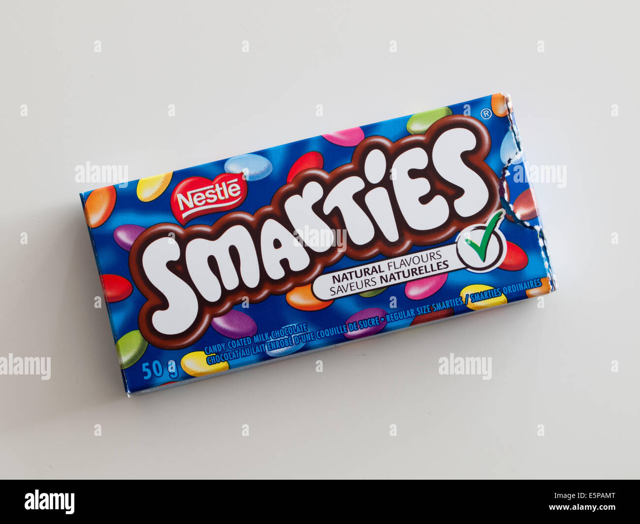 Une boîte de Smarties, bonbons colorés fabriqués par Nestlé Photo Stock -  Alamy