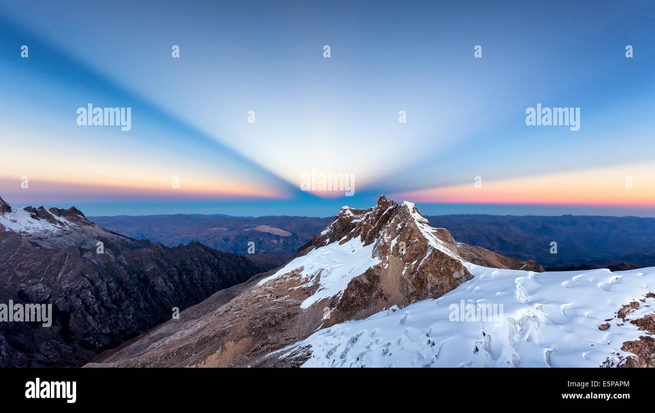 Lever du soleil vu depuis le sommet de l'Urus Este (5420m), montagne Cordillera Blanca, Andes, Pérou, Amérique du Sud Banque D'Images