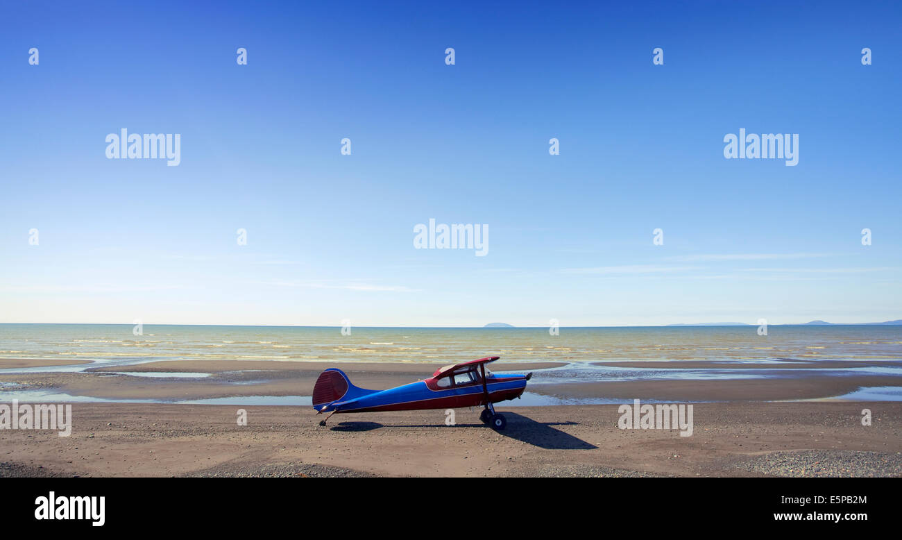 Cessna avion a atterri sur la plage en Alaska Banque D'Images