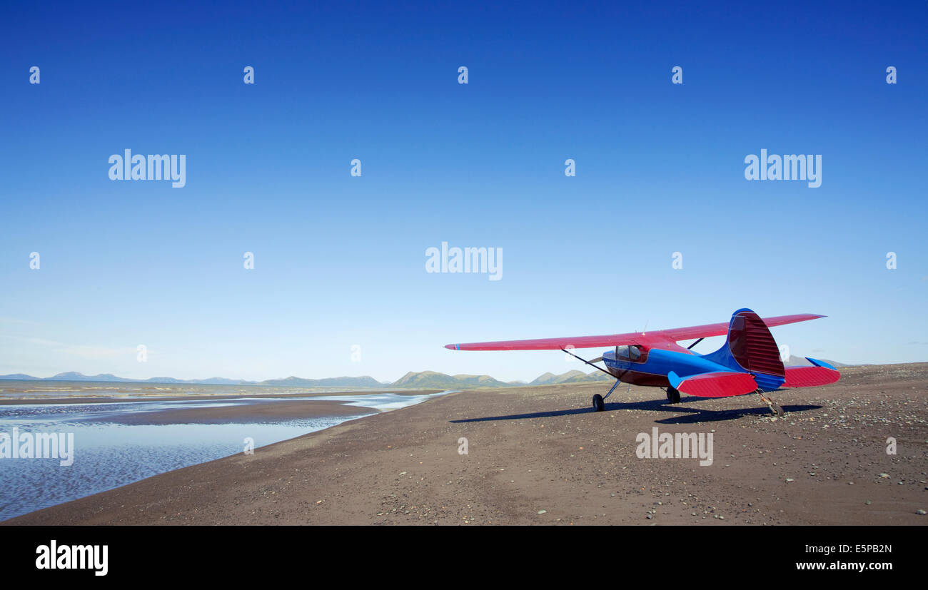 Cessna avion a atterri sur la plage en Alaska Banque D'Images