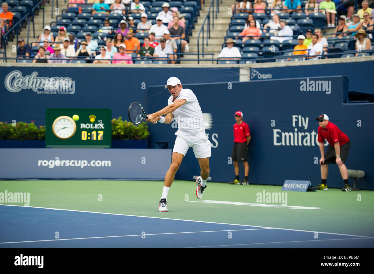 Toronto, Canada. 4e août, 2014. Julien Benneteau de France renvoie un shot à Lleyton Hewitt de l'Australie pendant la Coupe Rogers au Centre Rexall le 4 août 2014 à Toronto, Ontario, Canada. Credit : Julian Avram/Alamy Live News Banque D'Images