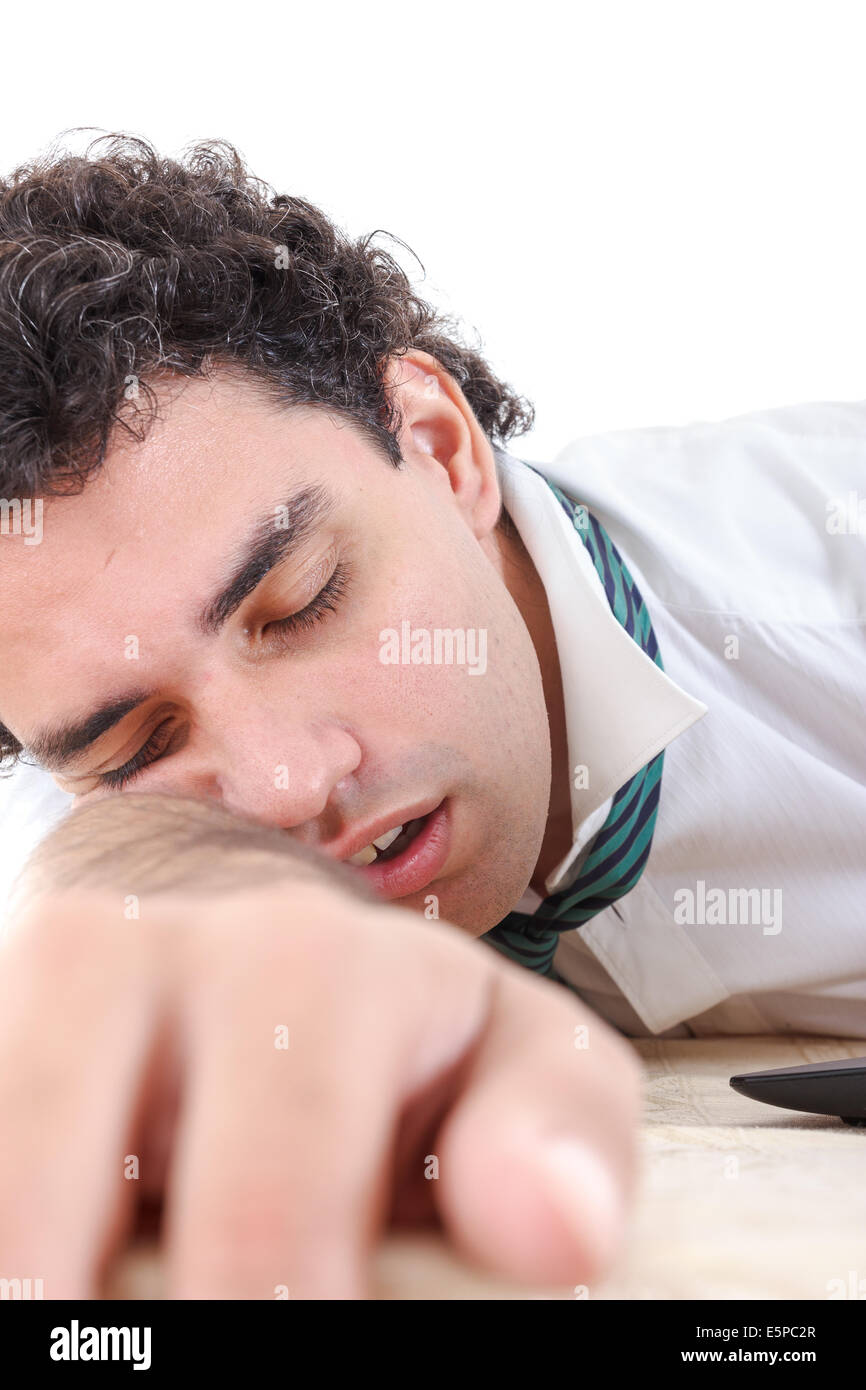 Photo de épuisé, dormir et la surcharge de l'homme d'affaires avec ordinateur portable à côté de lui sur son travail au bureau bureau Banque D'Images