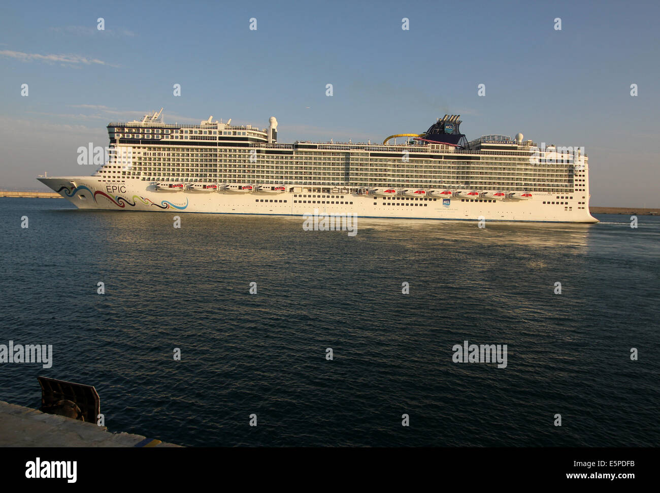 Norwegian Cruise Line (NCL) navire de croisière Norwegian Epic" (325 m) - En début de soirée départ du port de Palma de Mallorca Banque D'Images