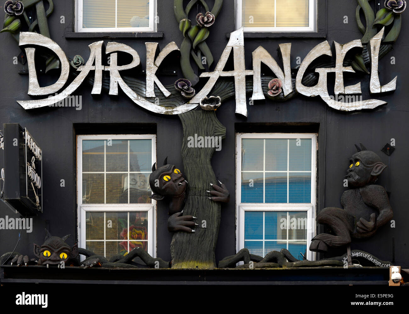 Façade avec des motifs de Dark Angel, Marché de Camden, Camden Town, Londres, Angleterre, Royaume-Uni Banque D'Images