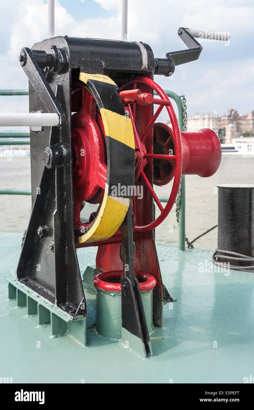 Old anchor winch sur un navire. Banque D'Images