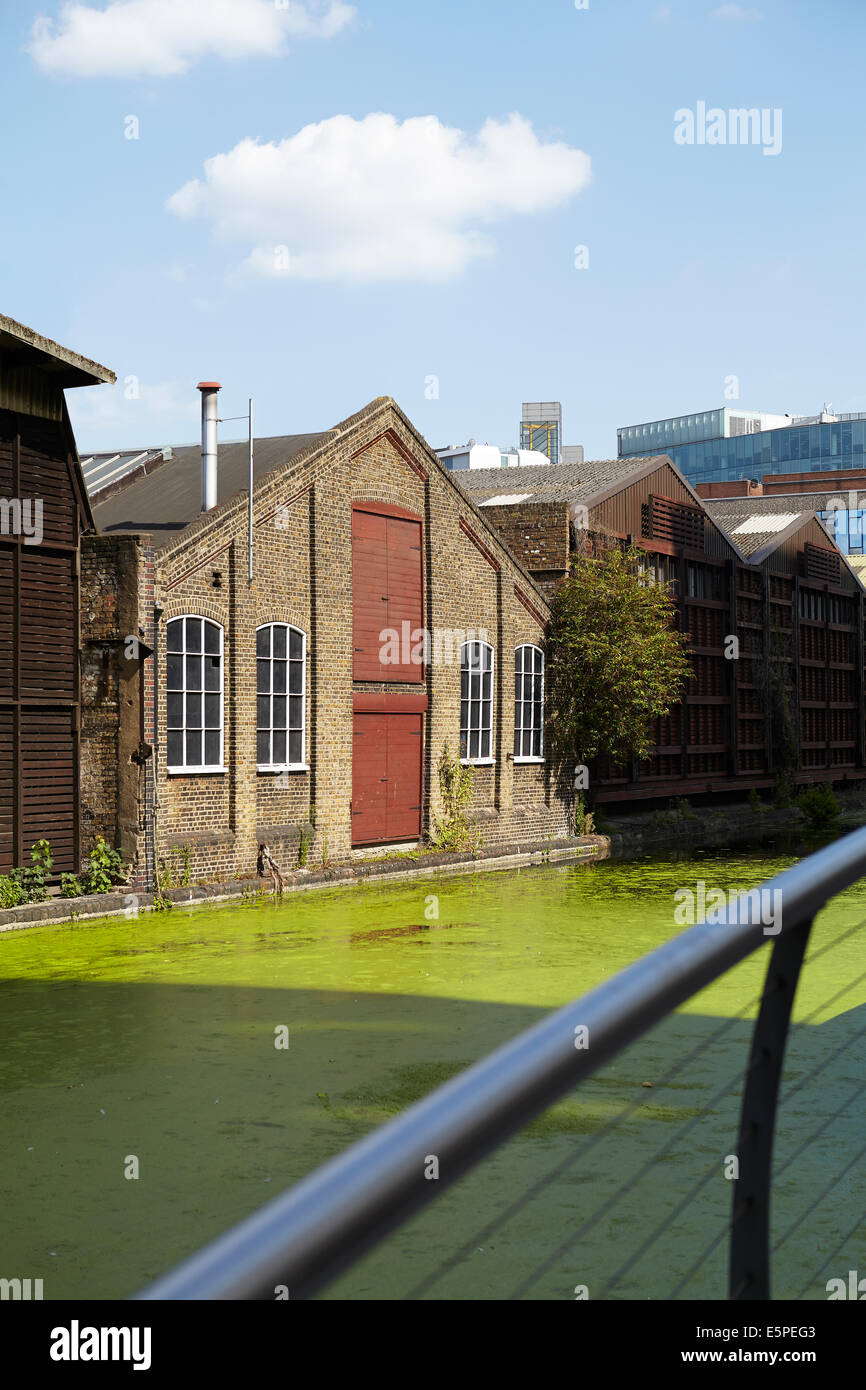 Un bâtiment traditionnel, aux côtés du Grand Union Canal Banque D'Images