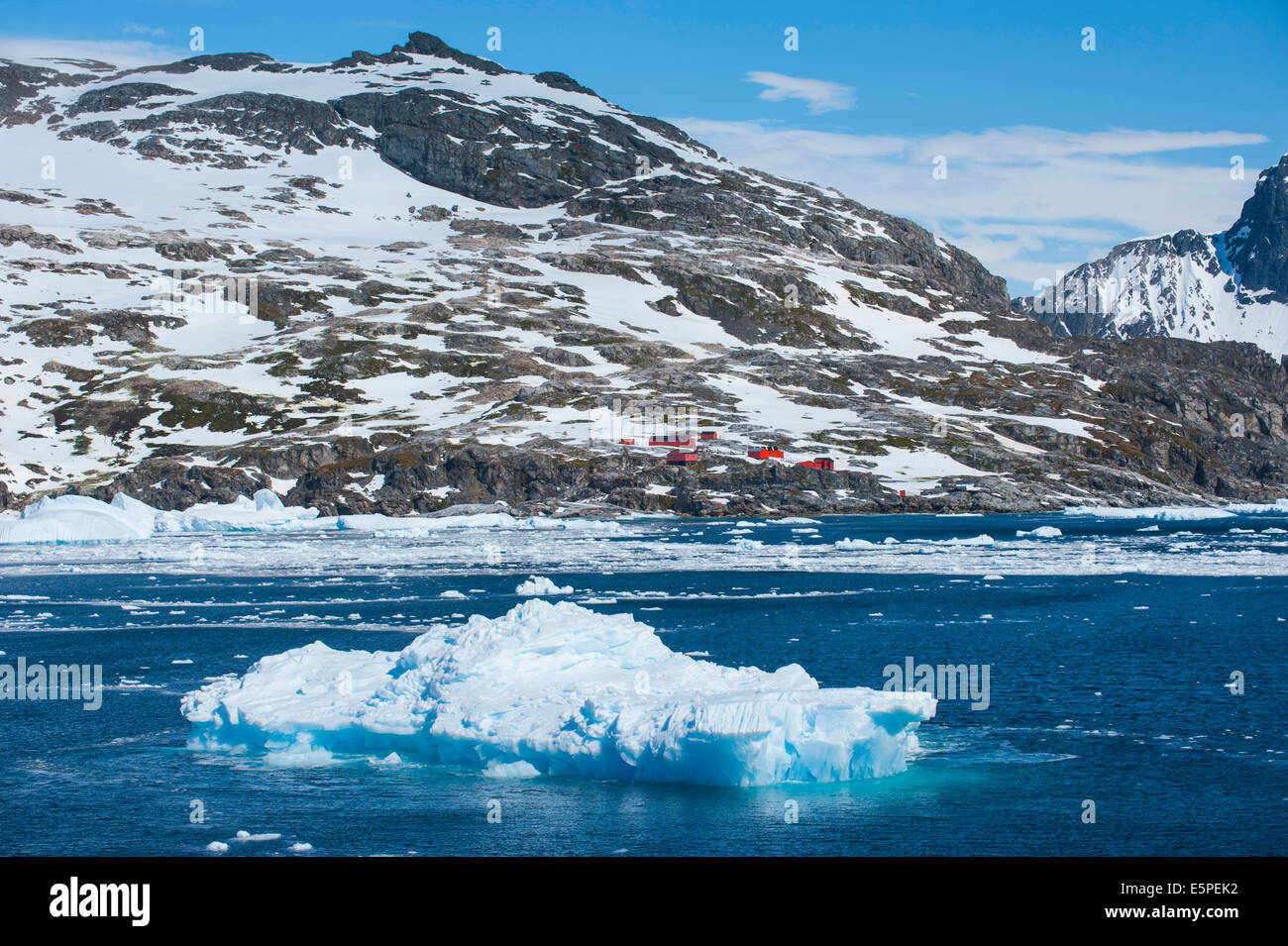 Les icebergs, avec une station de recherche à l'arrière, Cierva Cove, péninsule antarctique, Chavdar Banque D'Images