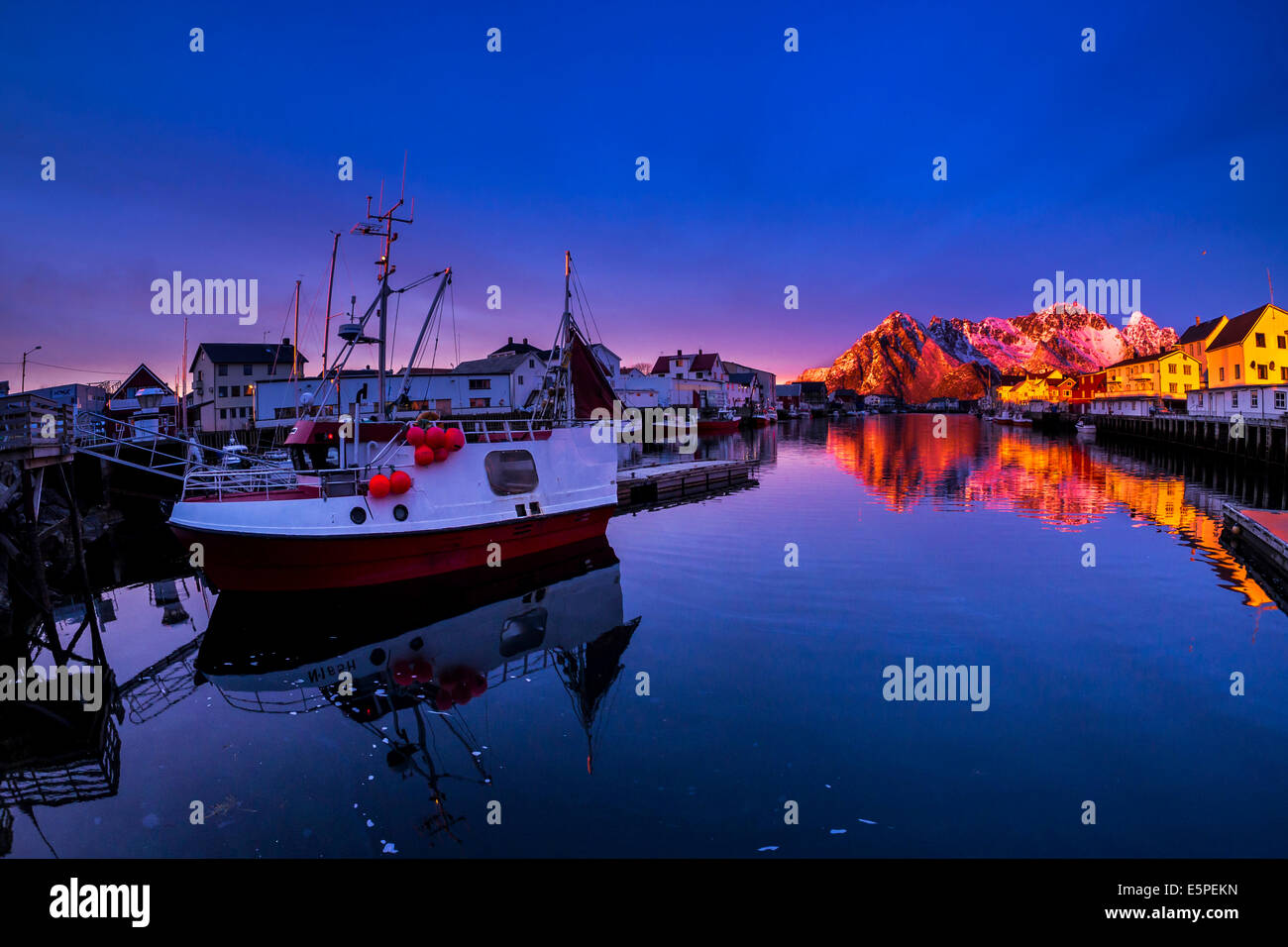 Port de Henningsvær le matin, Vågan, Austvågøy, Lofoten, Norvège Banque D'Images