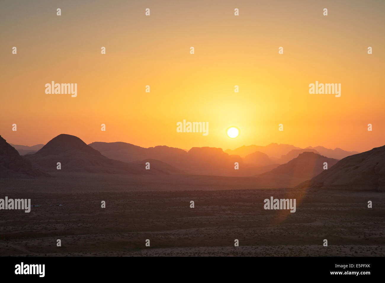 Le coucher du soleil, le Wadi Rum, Jordanie, Moyen-Orient Banque D'Images