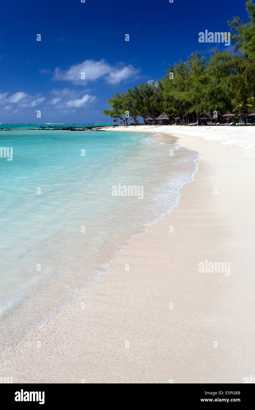 Scène de plage idyllique avec ciel bleu, l'aigue-marine mer et sable mou, Ile aux Cerfs, Ile Maurice, océan Indien, Afrique Banque D'Images