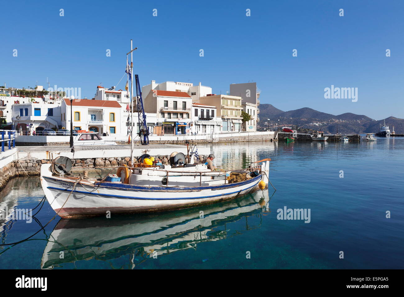 Bateau de pêche dans le port, Agios Nikolaos, Lassithi, Crète, îles grecques, Grèce, Europe Banque D'Images