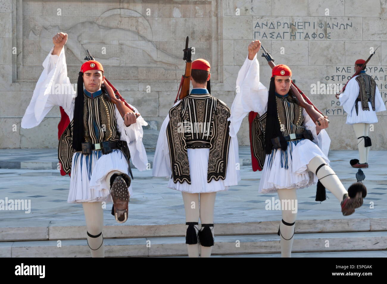 Soldats evzone, relève de la garde, de la Place Syntagma, Athènes, Grèce, Europe Banque D'Images