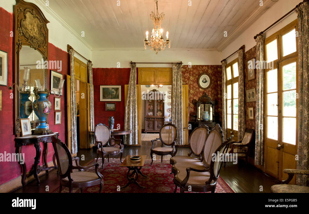 Un salon à l'intérieur de maison Eureka, un bâtiment de style colonial ...