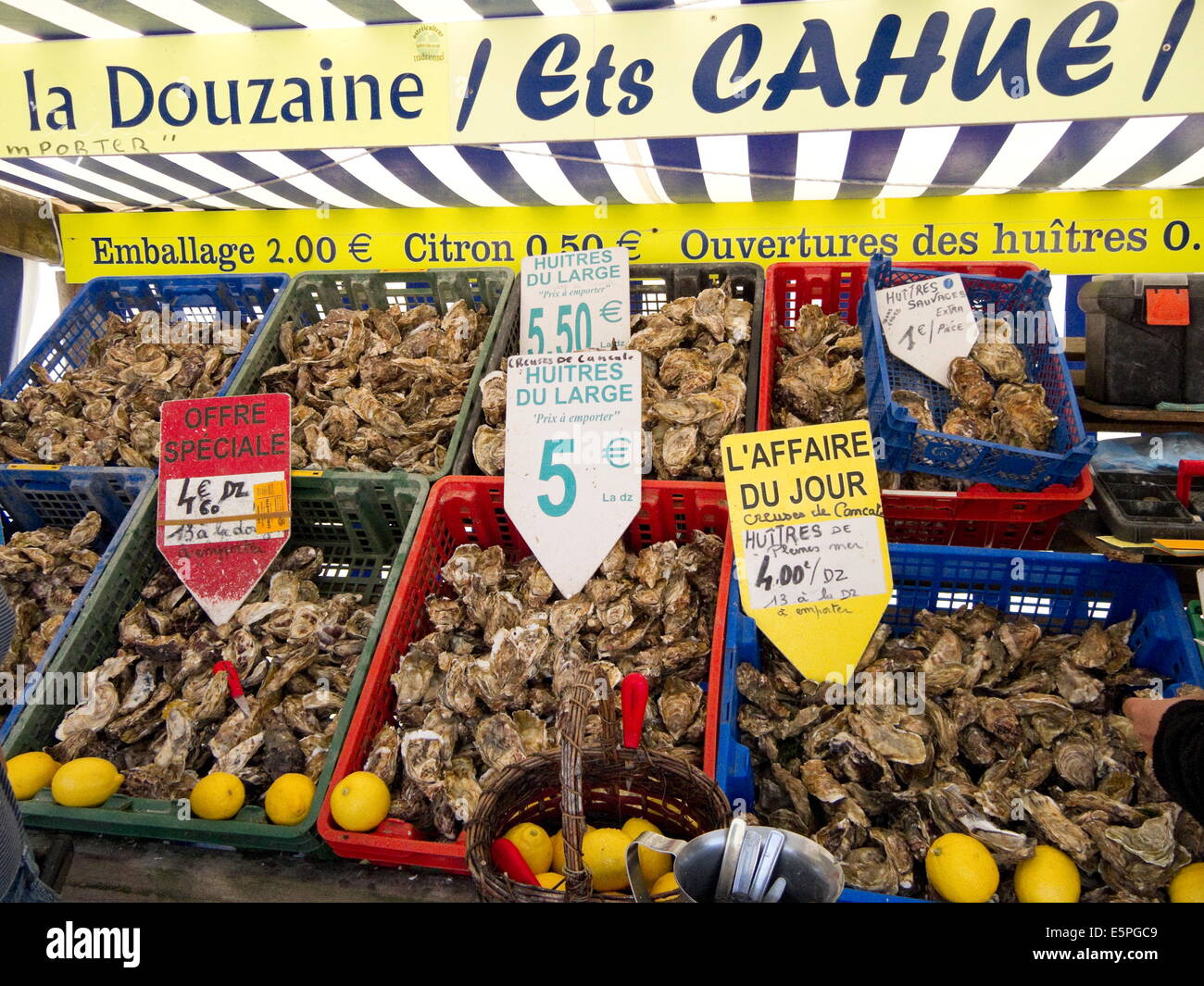 Les huîtres en vente sur market stall, Cancale, Bretagne, France, Europe Banque D'Images