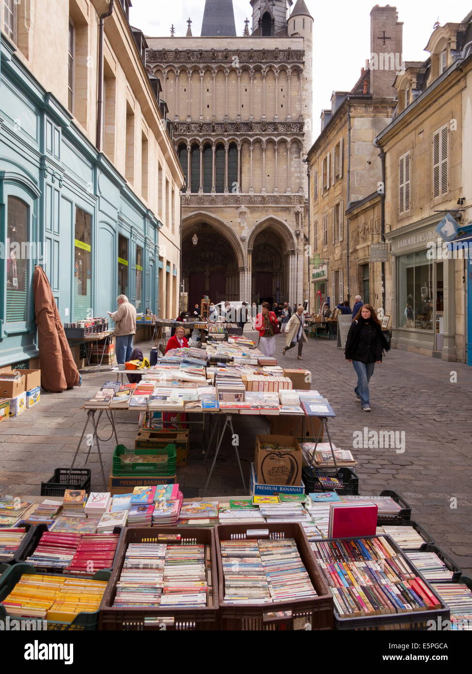 Les étals des libraires dans le musette et l'église de Notre-Dame, Dijon, Bourgogne, France, Europe Banque D'Images