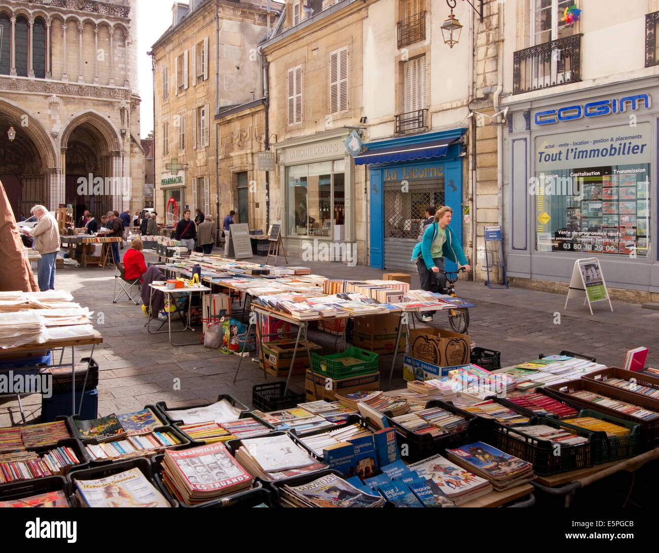 Les étals des libraires dans le musette et l'église de Notre-Dame, Dijon, Bourgogne, France, Europe Banque D'Images