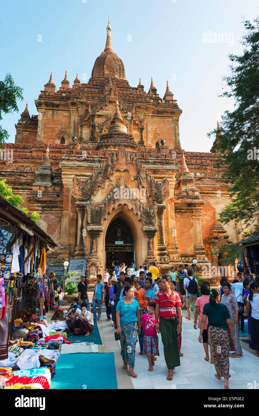 Des marchands de souvenirs, de Htilominlo temple Pahto, Bagan (Pagan), le Myanmar (Birmanie), l'Asie Banque D'Images