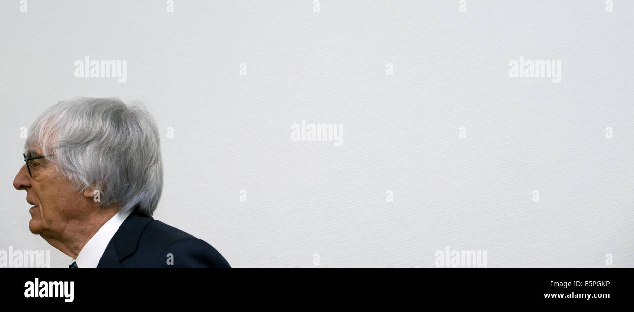 Munich, Allemagne. Le 05 août, 2014. Patron de formule 1 Bernie Ecclestone se tient dans une salle d'audience au tribunal de district je à Munich, Allemagne, 05 août 2014. Ecclestone est accusé de corruption et d'incitation à l'abus de confiance "dans un cas particulièrement grave' sur une 44 millions de dollar US paiement à un banquier allemand, que les procureurs allèguent était destinée à faciliter la vente de la formule d'un groupe à un acheteur d'Ecclestone. Photo : PETER KNEFFEL/DPA/Alamy Live News Banque D'Images