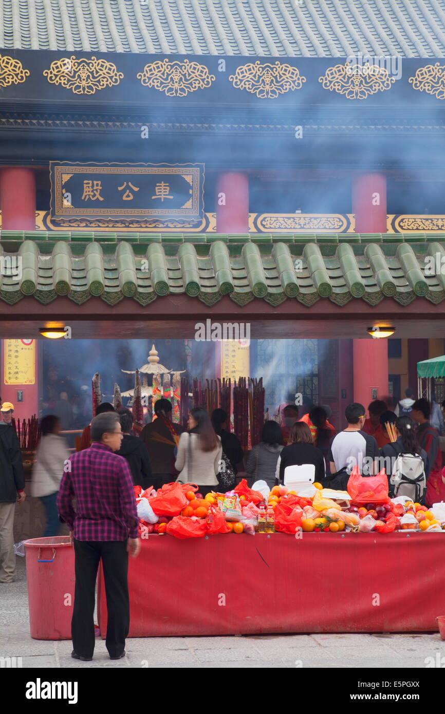 Les gens priaient à Che Kung Temple, Shatin, nouveaux territoires, Hong Kong, Chine, Asie Banque D'Images