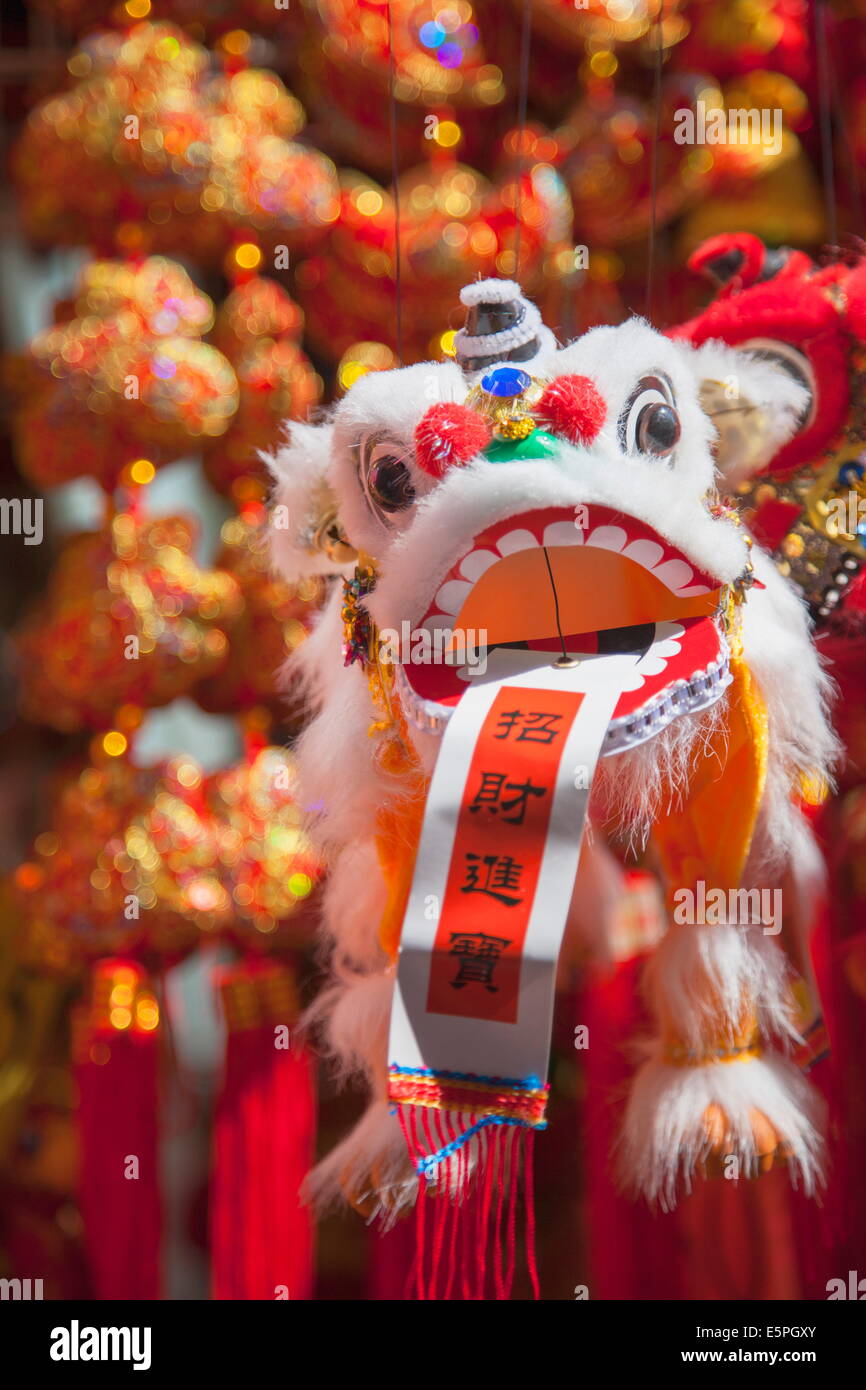 Décoration lion chinois au marché Fa Yuen Street, Mongkok, Kowloon, Hong Kong, Chine, Asie Banque D'Images