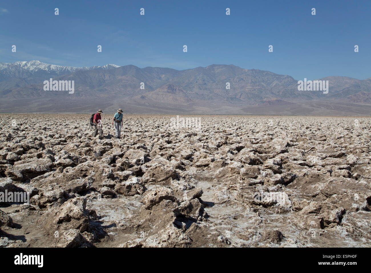 Les touristes de l'inspection du gros sel halite formations de cristaux, Devils Golf Course, Death Valley National Park, California, USA Banque D'Images