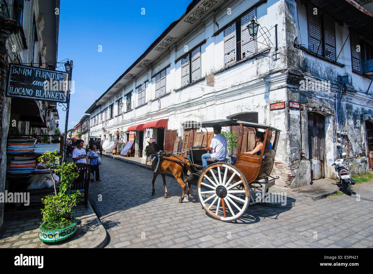 Panier cheval équitation à travers l'architecture coloniale espagnole au Vigan, Site de l'UNESCO, dans le nord de Luzon, Philippines, en Asie du sud-est Banque D'Images