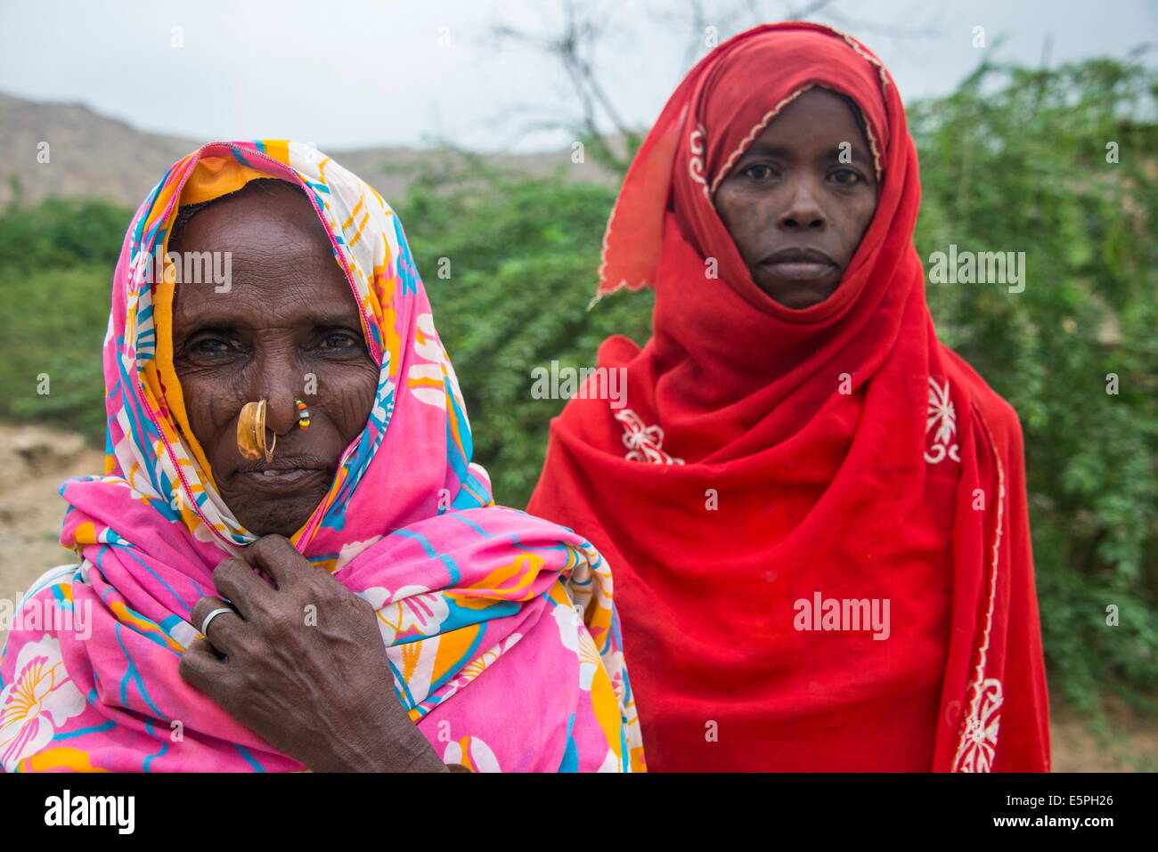 Portrait de deux femmes bédouines érythréenne dans les basses terres de l'Erythrée, l'Afrique Banque D'Images