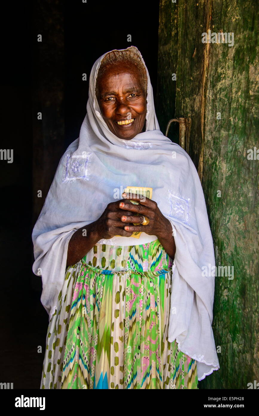 Friendly vieille femme debout dans un cadre de porte près de Keren, en Érythrée, en Afrique Banque D'Images