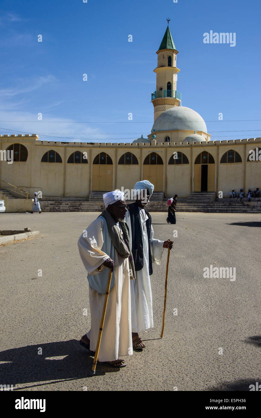 De vieux hommes marchant devant la Grande Mosquée de Keren, en Érythrée, en Afrique Banque D'Images