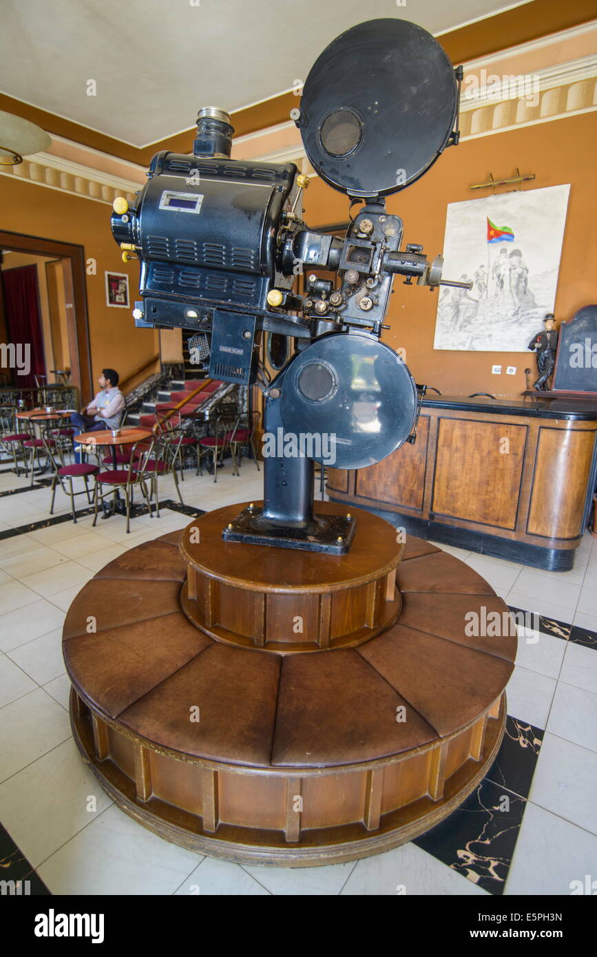 Ancien projecteur de film, le cinéma italien Roma, Asmara, capitale de l'Érythrée, l'Afrique Banque D'Images